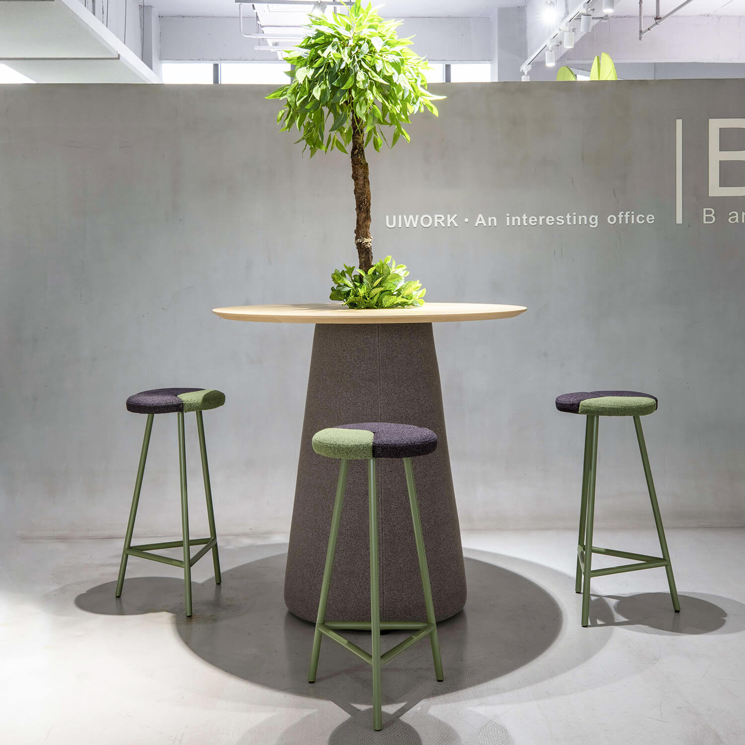 Fabric Cushion Metal Frame Bar Stool for Lounge Area
